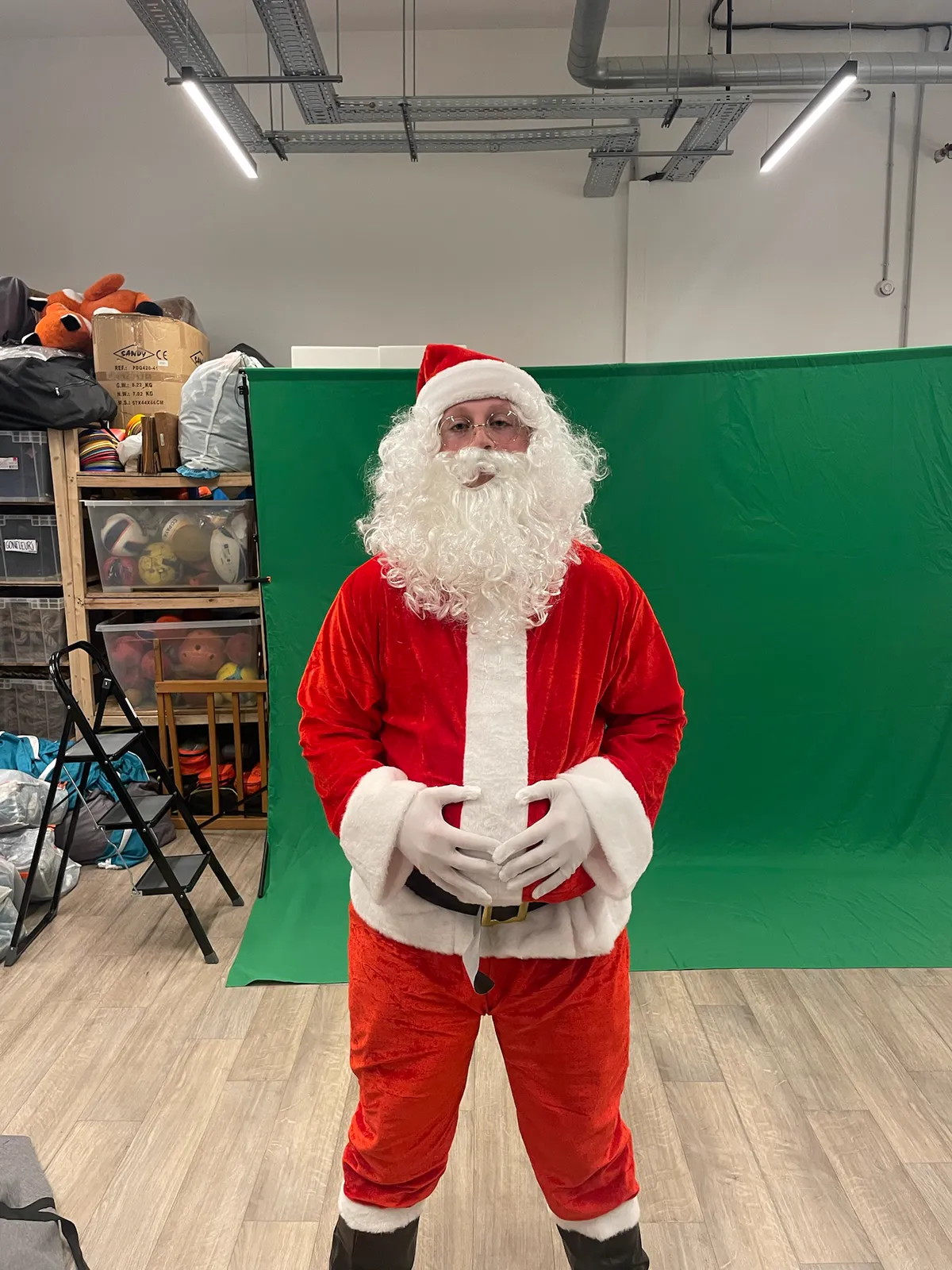 En coulisses : le Père Noël devant le fond vert, avant le tournage